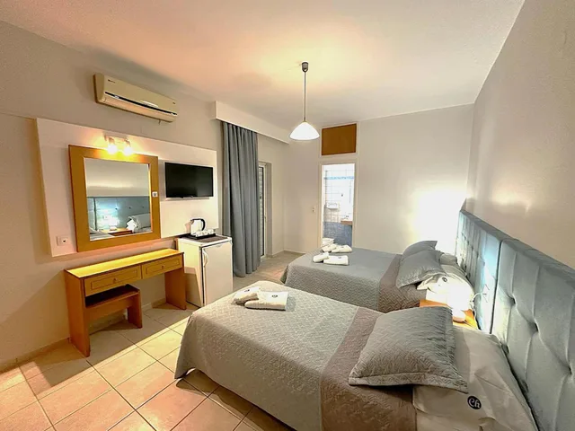غرفة ثلاثية، CASTRO HOTEL 2/10