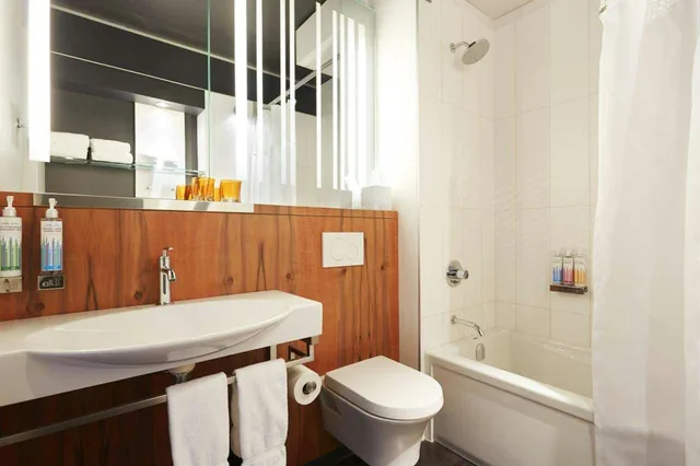 غرفة بسريرين كوين، Hotel Alt Montreal 2/2