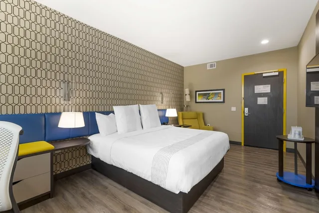 غرفة قياسية بسرير كينج لذوي الإعاقة، GLo Best Western Pooler Savannah Airport Hotel 1/3