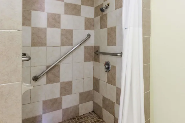 غرفة بسرير كوين لذوي الإعاقة، Days Inn by Wyndham Kent - Akron, Ohio 2/2