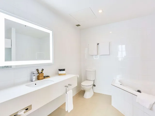 جناح بسرير كينج مع أريكة، Novotel Melbourne Glen Waverley 2/4
