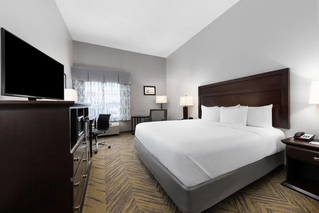 غرفة بسرير كينج لذوي الإعاقة، La Quinta Inn & Suites by Wyndham-Brookshire-West Katy 2/5
