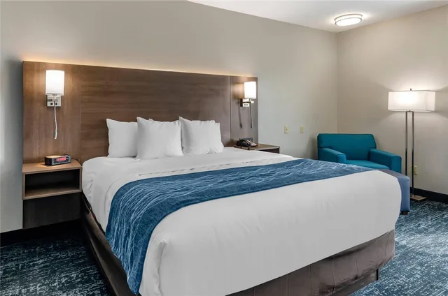 Room, King Bed, Comfort Inn & Suites Troutville-Roanoke North 3/4