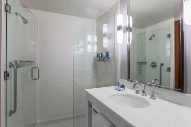 غرفة كبيرة بسرير كينج، Four Points by Sheraton Ontario-Rancho Cucamonga 5/7