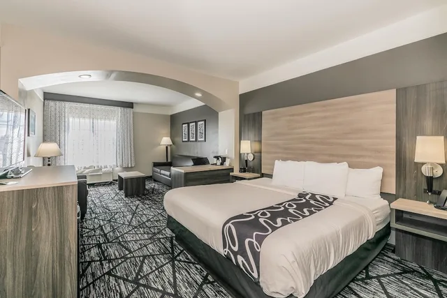 غرفة ديلوكس بسرير كينج، La Quinta Inn and Suites by Wyndham Granbury 2/4