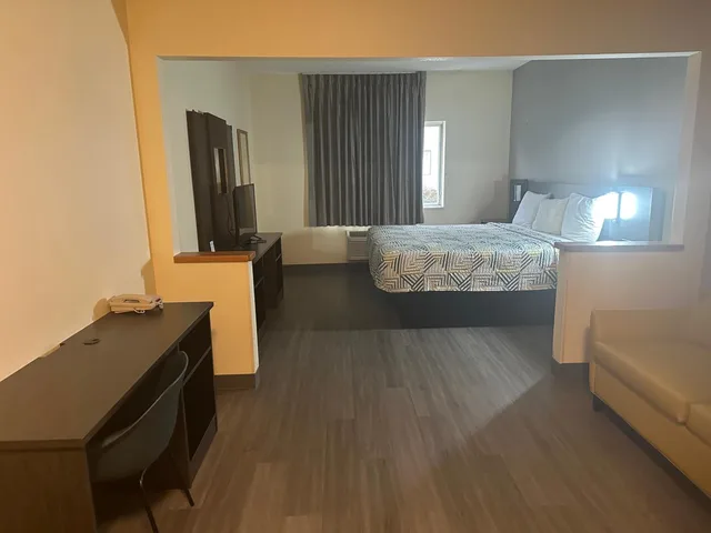 1 King Bed - Suite, Non-Smoking, Micfridge، Motel6 Anderson, IN - Indianapolis 8/10