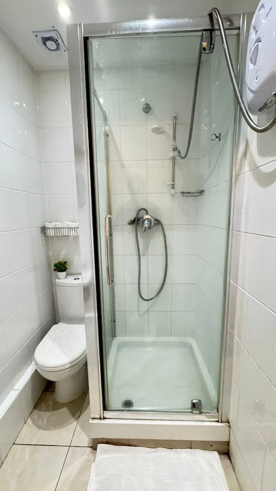 Family, 1 Single and 2 Double Beds, Hotel Earls Court 5/5
