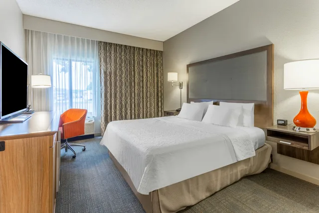 غرفة بسرير كينج لذوي الإعاقة، Hampton Inn Eau Claire 3/4