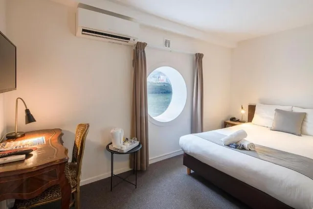 Junior, Double Bed, H2OTEL Rotterdam 1/5