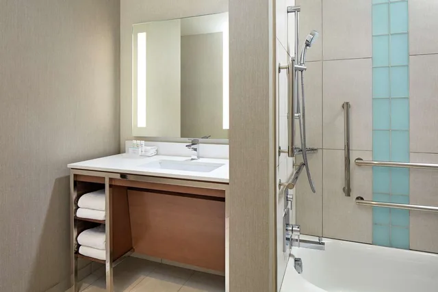 جناح بغرفتي نوم بحوض استحمام لذوي الإعاقة، Homewood Suites by Hilton San Diego Hotel Circle/SeaWorld Area 4/5