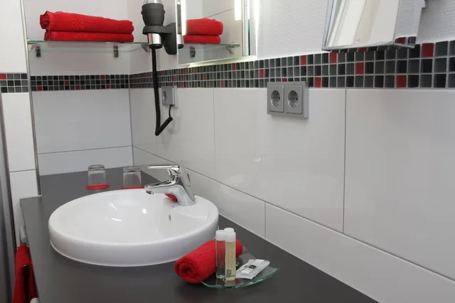 جناح استوديو بسريرين منفصلين وسرير كينج بغرفة نوم واحدة مع أريكة، HIB Hotel in Baesweiler 3/4