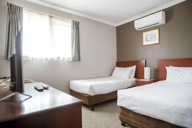 Deluxe, Single, Queen Bed, Hospitality Inn Geraldton SureStay Collection by Best Western 5/9