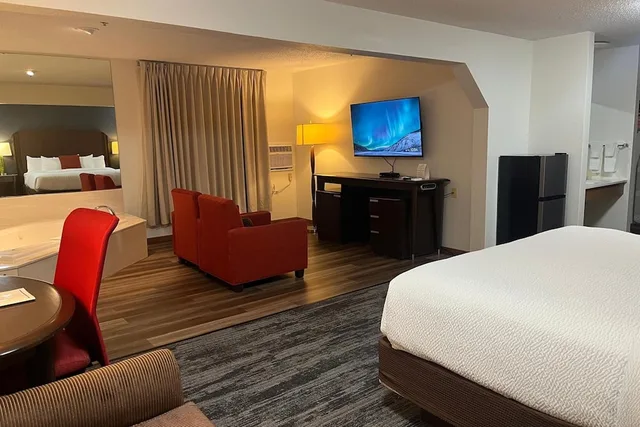 غرفة بسرير كينج بحوض جاكوزي، Alliance Hotel & Suites, a Howard Johnson by Wyndham 2/4