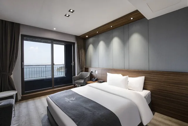 غرفة قياسية بسرير مزدوج بإطلالة على البحر بشرفة، Western Grace Hotel 2/9
