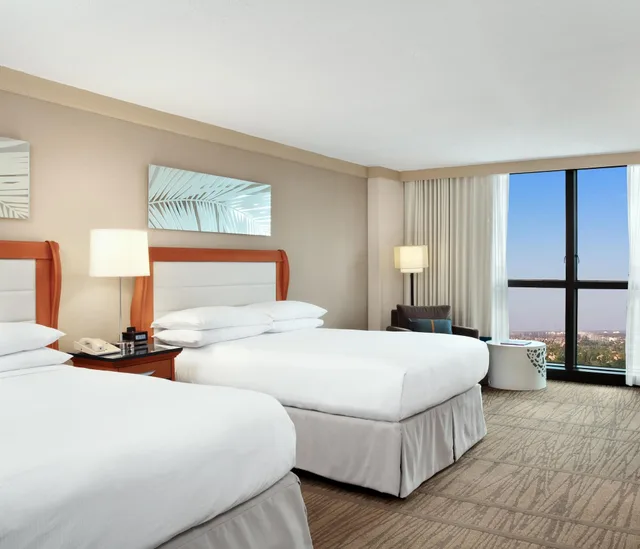 junior suite, multiple beds، DoubleTree by Hilton Hotel Miami Airport and Convention Center 1/3