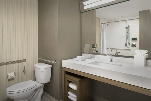 غرفة بسرير كينج، Courtyard by Marriott Portland East 2/5