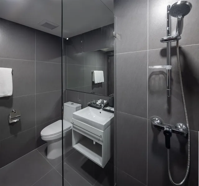 غرفة قياسية بسرير كينج بإطلالة على المسبح، Travelodge Phuket Town 7/7