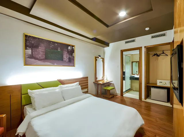 Deluxe, Queen Bed, No Window، The Noble Swan Saigon 1/2