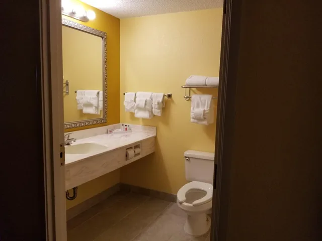 Deluxe, Double or Twin Bed, The Comstock Inn And Conference Center 8/8