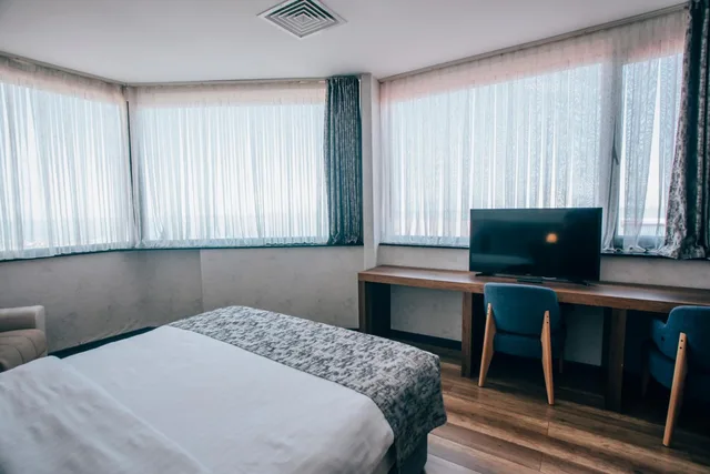 جناح كبير بإطلالة على البحر بشرفة بغرفتي نوم، Life Point Hotel 6/10