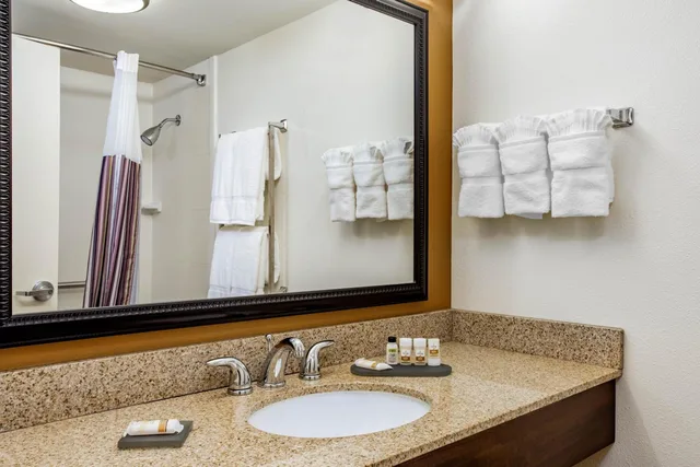 غرفة قياسية بسرير كينج، La Quinta Inn & Suites by Wyndham Danbury 9/10