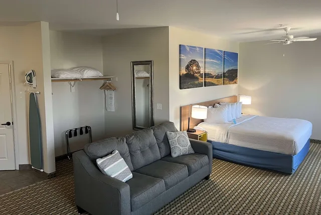 جناح بسرير كينج مع أريكة، Days Inn & Suites by Wyndham Columbus NE 7/10
