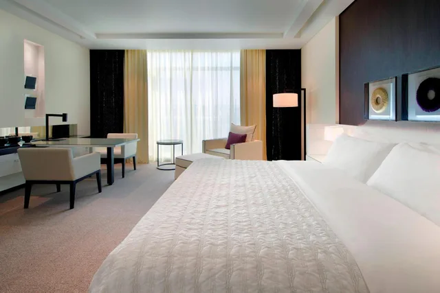 غرفة ملكية كلوب تنفيذية كبيرة مع دخول الصالة، Le Meridien Dubai Hotel and Conference Centre 3/10