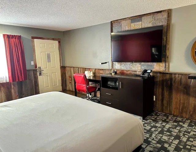 غرفة بسرير كينج مع أريكة، Americas Best Value Inn-Wall 2/8