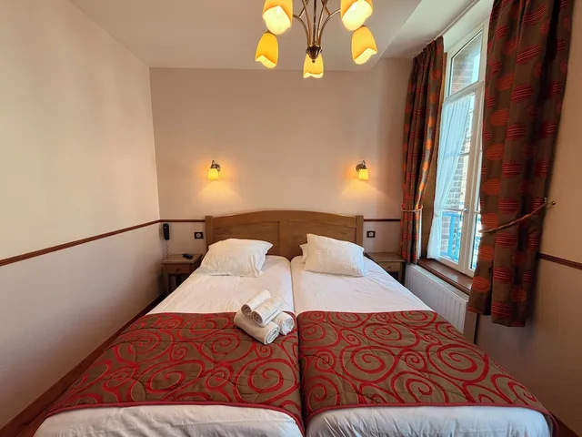 Room, Twin Beds, Street View، Hotel De Calais 1/4