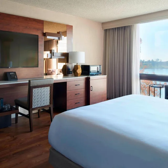 غرفة بسرير كوين بحوض استحمام لذوي الإعاقة، Kansas City Airport Marriott 1/7