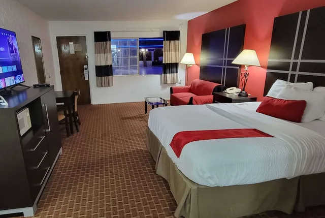 Room, King Bed, Pool Access، Ramada by Wyndham Mountain Home 2/10
