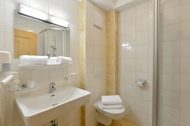 غرفة بسرير كينج مع أريكة بمنطقة جلوس، Hotel Postschlössl 4/4