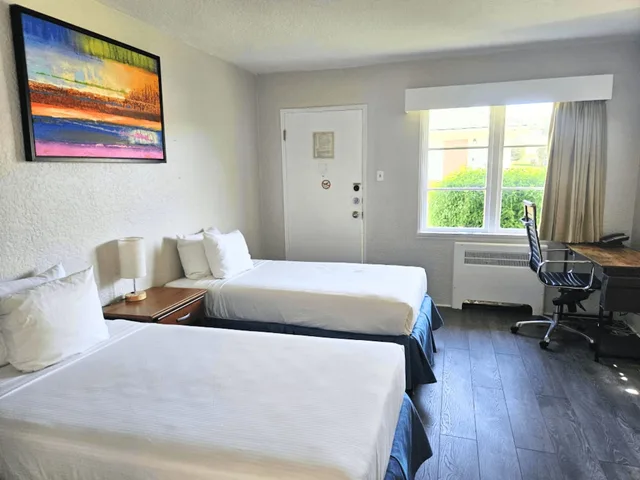 جناح عائلي بسرير مزدوج وسريرين منفصلين بإطلالة على الفناء، 2400 Motel 2/3