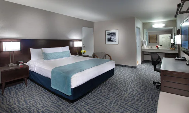 غرفة ديلوكس بسرير كينج، Safari Inn, a Coast Hotel 2/9
