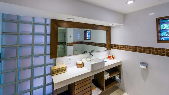 غرفة بسرير كينج وسرير فردي بإطلالة على البحر، Mana Island Resort 10/10
