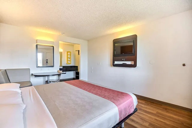 غرفة قياسية بسرير كوين لذوي الإعاقة، Motel6 Oakland, CA - Embarcadero 1/8