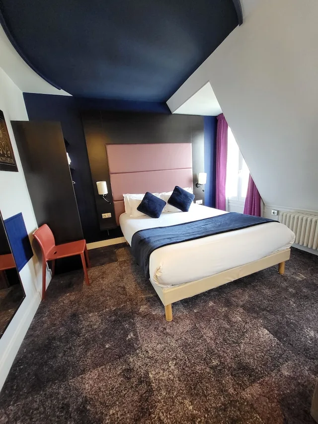 غرفة عائلية رباعية بسرير مزدوج وسريرين منفصلين، Accueil Hotel Paris Pigalle Montmartre 3/10