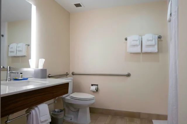 غرفة قياسية بسرير كينج لذوي الإعاقة، Holiday Inn Express Hotel And Suites N Myrtle Beach Little River 2/2