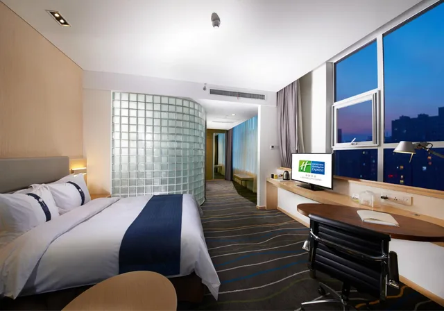 غرفة قياسية بسرير كينج وسرير كوين، Holiday Inn Express Luoyang City Center 1/4