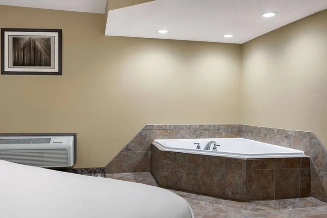 غرفة بريميير بسرير كينج، Travelodge by Wyndham Coffeyville 6/6