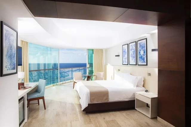 Altitude, Suite, King Bed, Partial View, Corner، Altitude By Krystal Grand Punta Cancun All Inclusive 10/10