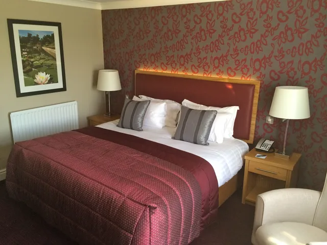 Guest Room, King Bed, Estate View, Carden Park 3/5