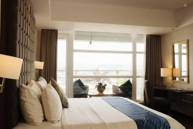 غرفة ديلوكس بسرير كينج بشرفة، Mg Setos Hotel Semarang 1/1