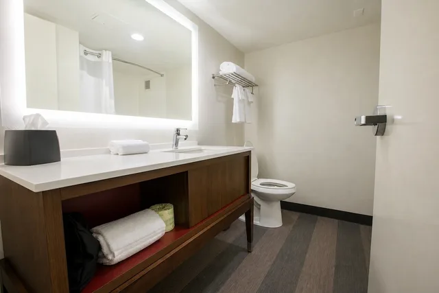 غرفة بريميوم ركنية بسرير كينج، Holiday Inn Newport News - Hampton 6/6