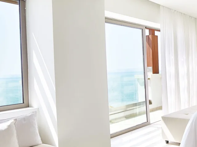 غرفة فاخرة بسرير كينج بإطلالة على البحر، Amirandes, A Resort to Live 10/10