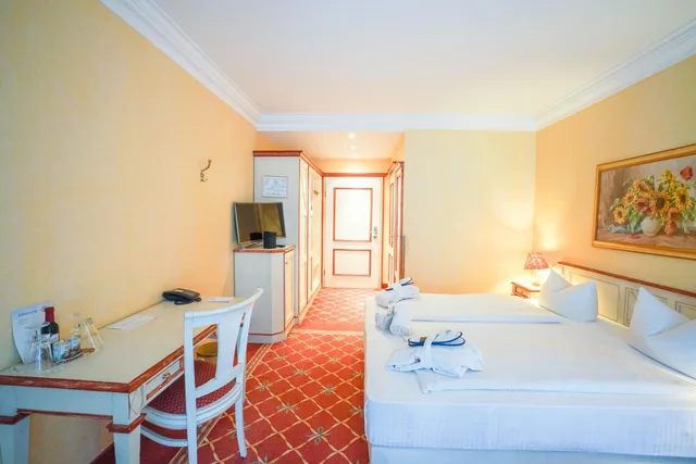 غرفة بسرير مزدوج بإطلالة على البحر بشرفة، Rugard Thermal Strandhotel 3/7