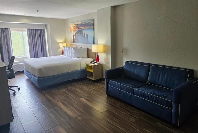جناح استوديو بسرير كينج، Days Inn And Suites By Wyndham Tampa Raymond James Stadium 10/10