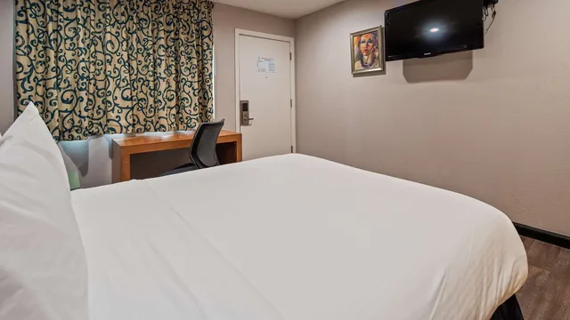 1 Queen Bed Mob Acc RI Shwr Nsmk Micfridg، Motel6 Ridgecrest, CA -China Lake 1/2
