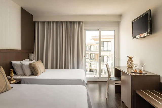 غرفة ثلاثية، The Place Mariner - Adults Only 3/10