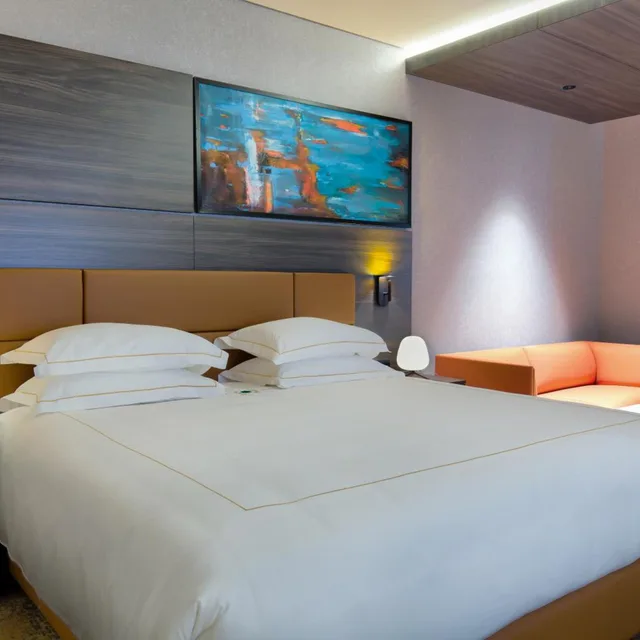 Deluxe, Double Bed, Emerald Hotel 1/9